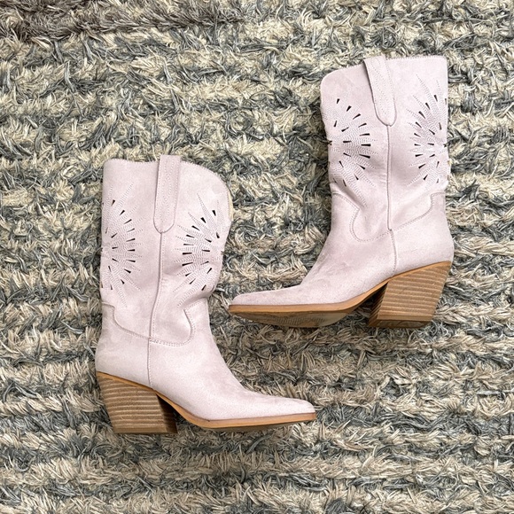 Elegant Light Lavender Heeled Boots, Size 6 - Picture 2 of 11